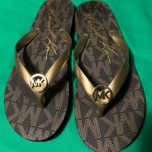 EUC Michael Kors Black and Gold Signature Logo Flip Flop Sandals